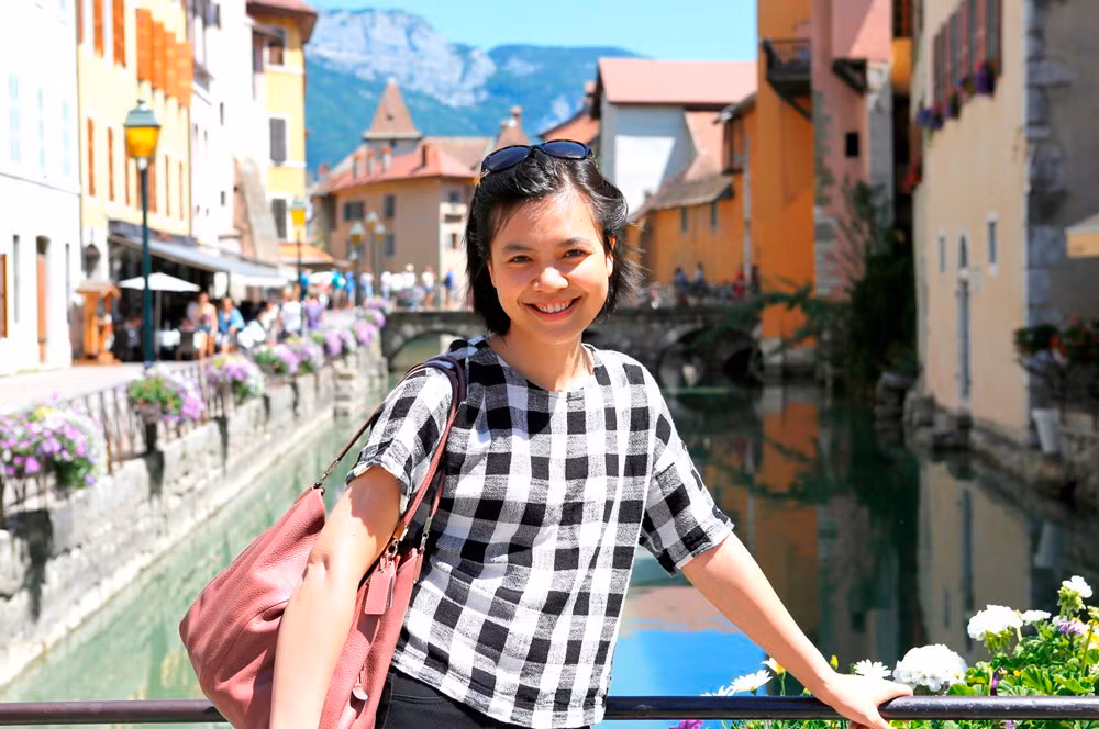 Kế tiếp MC Kiều Anh là nữ MC Khánh Chi - người dẫn dắt chương trình 3 quý của mùa thứ 8 Đường lên đỉnh Olympia. Hiện tại, cô đã theo gia đình định cư ở Malaysia và không còn tham gia vào giới giải trí nữa.