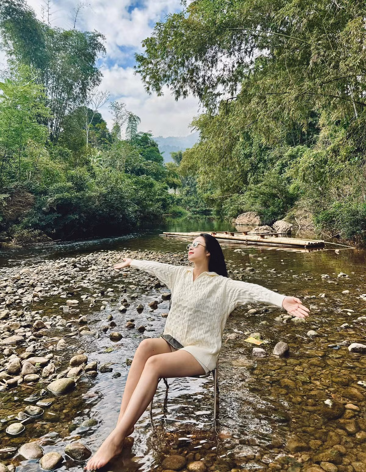 Nhật Linh kết hôn với Văn Đức vào năm 2020. Trong 3 năm, cô hạ sinh 2 người con.