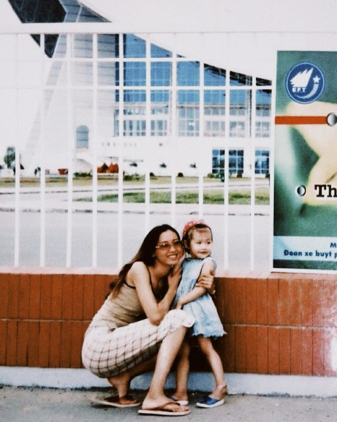 Bởi lẽ trong những khoảnh khắc “ngày xửa ngày xưa” của 2 mẹ con, cô Mai cũng để lộ đôi chân dài, thẳng tắp.