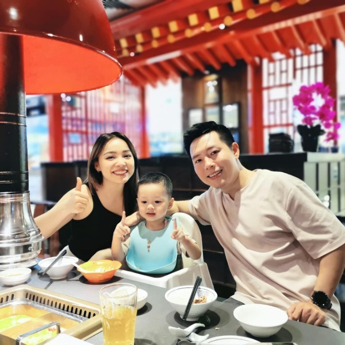 Nói về Thành Trần, cô vợ Youtuber nổi tiếng cho biết: "Nói về tính cách anh ấy là 1 người rất cẩn thận và chu đáo. Tuýp kem đánh răng đã dùng gần hết, nó rất khó bóp nhưng sáng hôm sau mình ngủ dậy đã thấy trên bàn chải đã có sẵn kem đánh răng rồi. Cho dù là kỉ niệm nhỏ nhưng sau nhiều năm mình vẫn nhớ nhất".