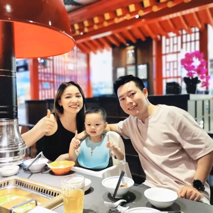 Nói về Thành Trần, cô vợ Youtuber nổi tiếng cho biết: "Nói về tính cách anh ấy là 1 người rất cẩn thận và chu đáo. Tuýp kem đánh răng đã dùng gần hết, nó rất khó bóp nhưng sáng hôm sau mình ngủ dậy đã thấy trên bàn chải đã có sẵn kem đánh răng rồi. Cho dù là kỉ niệm nhỏ nhưng sau nhiều năm mình vẫn nhớ nhất".