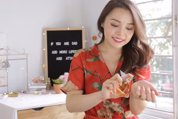 Nói về những cảm xúc này, Trinh Phạm bộ bạch trong video của mình: "Từ khi năm 19 tuổi, bắt đầu đi hẹn hò, xem phim, nghe nhạc và thích đi chơi những chỗ đông vui cho đến bây giờ thì không cần đến chỗ đông vui nữa mà chỉ cần được ngồi cùng nhau trong xe và nghe nhạc cũng rất là vui rồi".