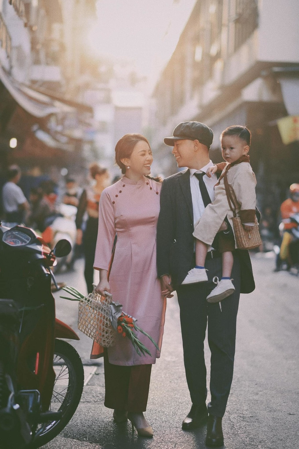 Nhớ về những ấn tượng trong lần gặp gỡ định mệnh với người đàn ông của đời mình, Trinh Phạm chia sẻ trong một video: "Lần đầu tiên gặp, mình có ấn tượng thật sự là ở trong nhà văn hóa của trường Đại học Kinh tế quốc dân, mình quay lại và mình thấy 'trời ơi, bạn này có cái mũi thật đẹp'".