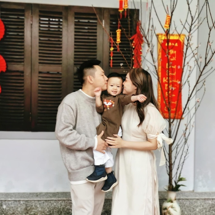 Ngoài ra, trong lễ cưới của mình, hoà cùng với hạnh phúc có lẽ chính là những cảm xúc dạt dào của tình yêu và hoài niệm, khi Trinh Phạm và chồng đã cùng nhau đi qua nhiều thăng trầm trong cuộc sống, chứng kiến từng bước ngoặt trong cuộc đời và là thành xuân của nhau.