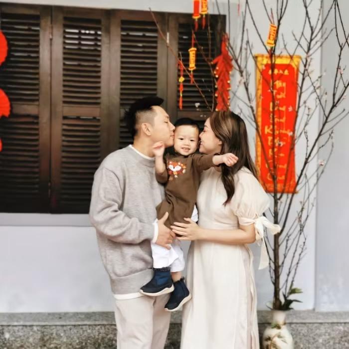 Ngoài ra, trong lễ cưới của mình, hoà cùng với hạnh phúc có lẽ chính là những cảm xúc dạt dào của tình yêu và hoài niệm, khi Trinh Phạm và chồng đã cùng nhau đi qua nhiều thăng trầm trong cuộc sống, chứng kiến từng bước ngoặt trong cuộc đời và là thành xuân của nhau.