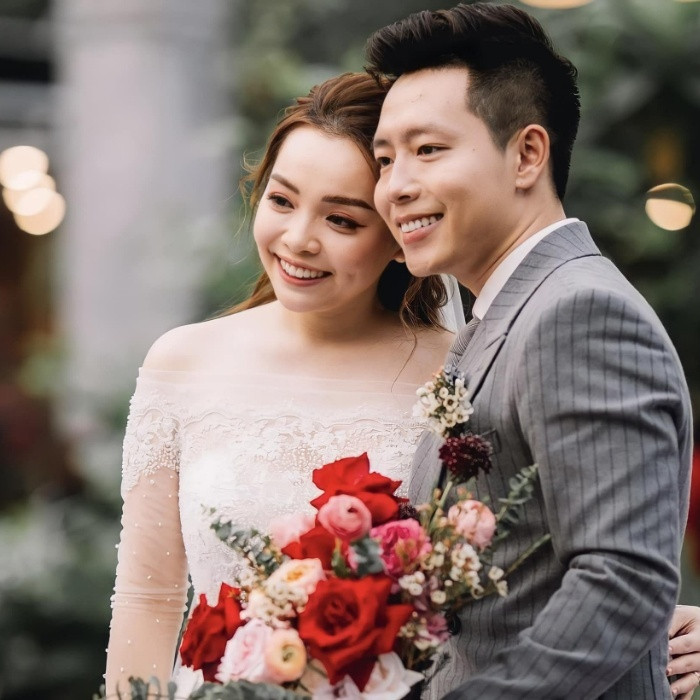 Năm 2019, Trinh Phạm chính thức về chung một nhà với chồng trong sự chúc phúc của gia đình và người thân. Một lễ cưới không quá xa hoa lộng lẫy, nhưng yếu tố quan trọng khiến cho lễ cưới trở nên đầy cảm xúc chính là khoảng thời gian mà cô dâu chú rể dành để yêu thương và đồng hành cùng nhau.