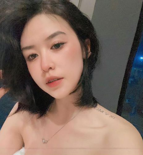 Quyên Qui từng được biết đến khi đảm nhận vai diễn trong "Sugar Daddy &amp; Sugar Baby" của đạo diễn Trần Bửu Lộc. Đây cũng là bộ phim đầu tiên Quyên Qui đóng cảnh nóng.