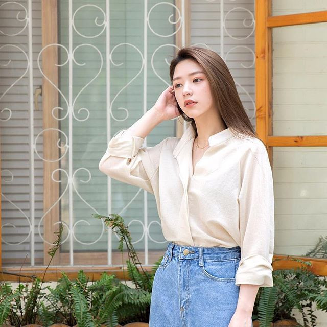 Vương Tất Khiết sinh năm 1994, mang trong mình 2 dòng máu Trung Quốc và Việt Nam. Nàng hot girl lai này không chỉ khiến cộng đồng mạng trầm trồ bởi dung mạo thuần khiết, xinh đẹp, hình thể chuẩn người mẫu, mà còn bởi khả năng nói tiếng Việt trôi chảy của mình.