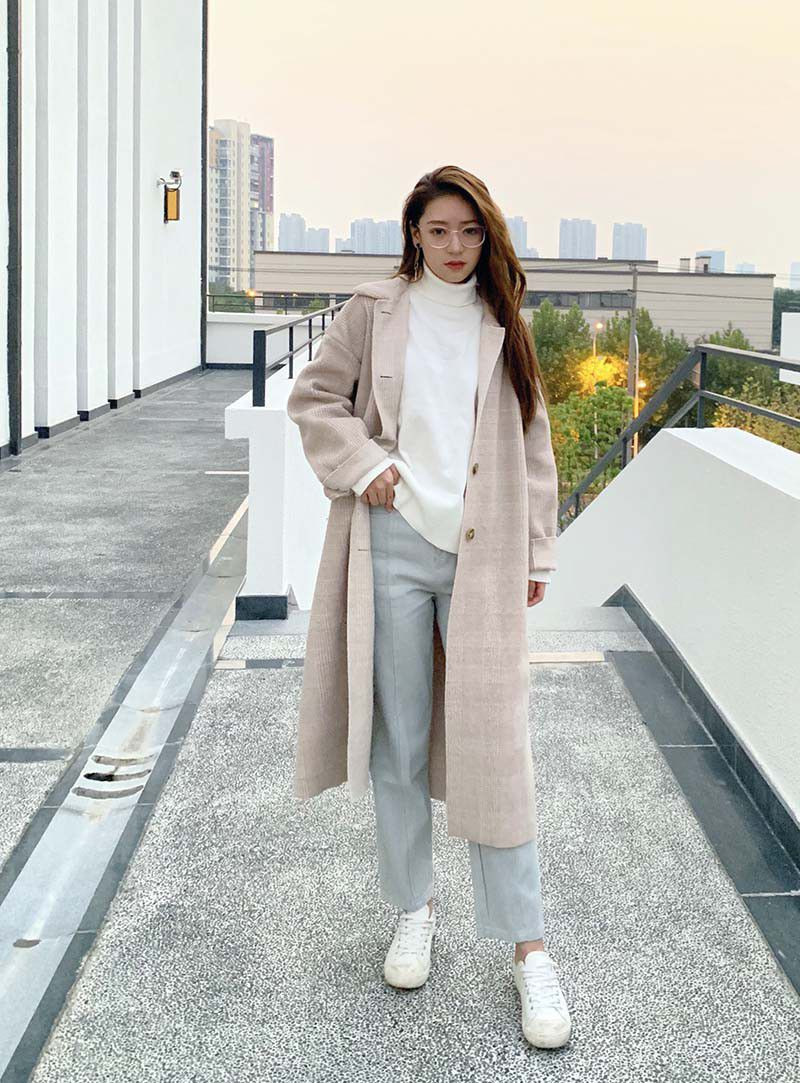 2 năm gần đây Tất Khiết bắt đầu dùng Facebook, cô nàng hot girl Trung Quốc rất hay giao lưu với các bạn ở Việt Nam nên cảm thấy rất thích thú và cảm mến con người Việt.