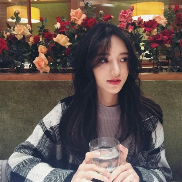 Vương Duy Lâm được mệnh danh là "nữ thần Vũ Hán" nhờ mang hai dòng máu Á – Âu. Không chỉ vậy, cô nàng này còn là một trong những học sinh ưu tú, với kết quả học tập thuộc top đầu đại học Vũ Hán danh tiếng tỉnh Hồ Bắc.