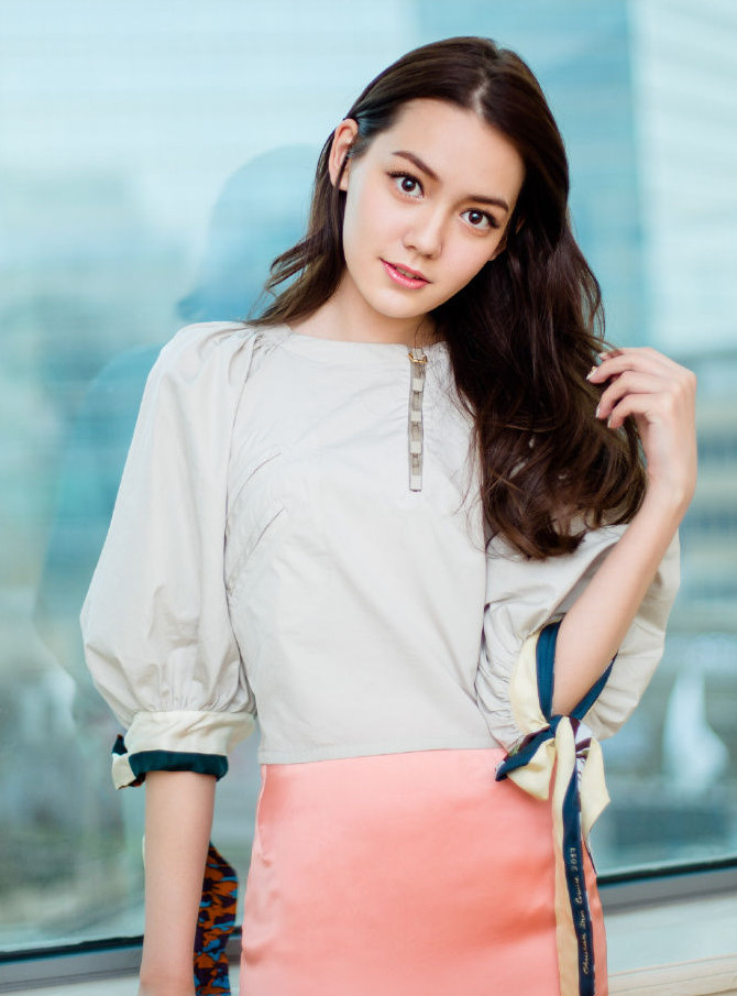 Lý Thi Dĩnh - gà cưng mới về chung công ty quản lý với Angela Baby. Sinh năm 2000, người đẹp lai Trung - Đức năm nay mới chỉ 18 tuổi nhưng sở hữu sắc vóc không hề thua kém ai trong giới giải trí.