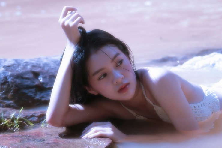 Yên Đan từng tiết lộ mình khá tự ti về hàm răng không được đều. Sau đó, cô đã đi niềng răng và điều này thay đổi đáng kể vẻ ngoài.