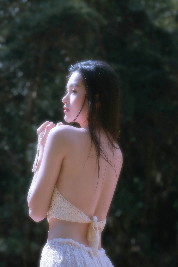 Yên Đan còn nổi bật với nước da trắng hồng và làn da đẹp là mơ ước của hầu hết các cô gái. Cô nàng không quên sử dụng kem chống nắng để bảo vệ da.