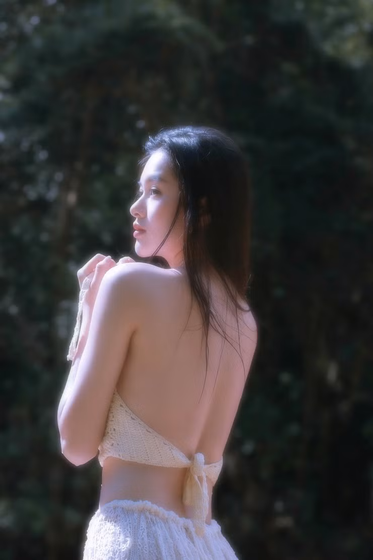 Yên Đan còn nổi bật với nước da trắng hồng và làn da đẹp là mơ ước của hầu hết các cô gái. Cô nàng không quên sử dụng kem chống nắng để bảo vệ da.