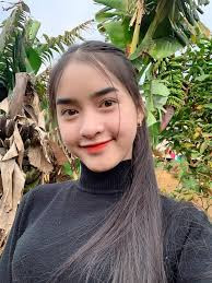 Yona Cươn tên thật là Đinh Thị Cươn, sinh năm 2004, người dân tộc Ba Na, quê ở Bình Định. Cô nàng nổi lên trên mạng xã hội nhờ những clip quay cảnh cuộc sống ở núi rừng nơi cô sinh sống. Hot TikToker sở hữu nhan sắc ngọt ngào, làn da trắng trẻo, nụ cười duyên dáng, từng được ưu ái gọi là "bông hoa của núi rừng".