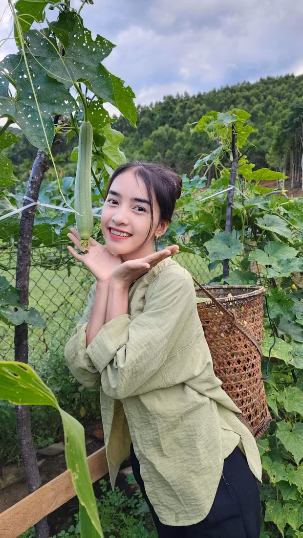 Hot TikToker nói thêm, cô cảm ơn những người đã yêu thương, theo dõi mình từ những ngày đầu, từ cô bé chưa biết gì về mạng xã hội đến bây giờ được mọi người biết đến nhiều hơn.