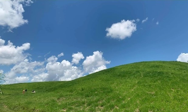 Xung quanh khu vực này không có kiến trúc nào đặc biệt mà chỉ bao quanh bởi màu xanh của cỏ, hòa với trời xanh mây trắng và xa xa thấp thoáng bóng dáng các trang trại nhỏ.