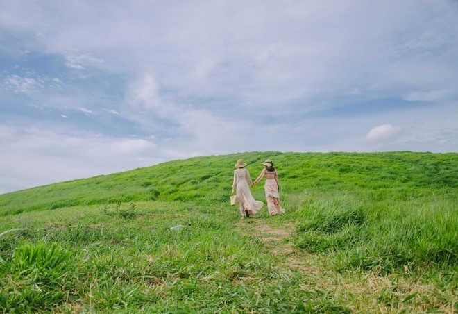 Không phải chuẩn bị quá cầu kì, chỉ cần diện lên những bộ đồ xinh xắn và có trong tay chiếc điện thoại hay máy ảnh là bạn đã có thể tạo ra những bức ảnh cực xịn trên nền cỏ màu sắc tươi sáng này.