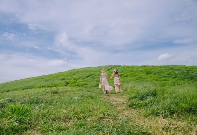 Không phải chuẩn bị quá cầu kì, chỉ cần diện lên những bộ đồ xinh xắn và có trong tay chiếc điện thoại hay máy ảnh là bạn đã có thể tạo ra những bức ảnh cực xịn trên nền cỏ màu sắc tươi sáng này.