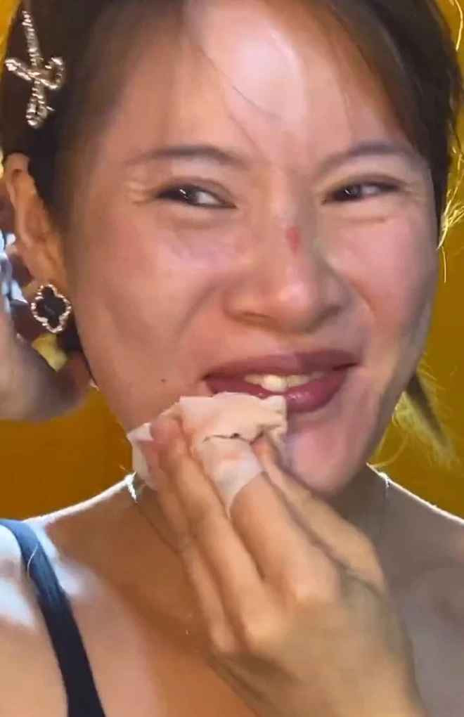 Không ít người đã phải bất ngờ trước chính hành động của nữ streamer.