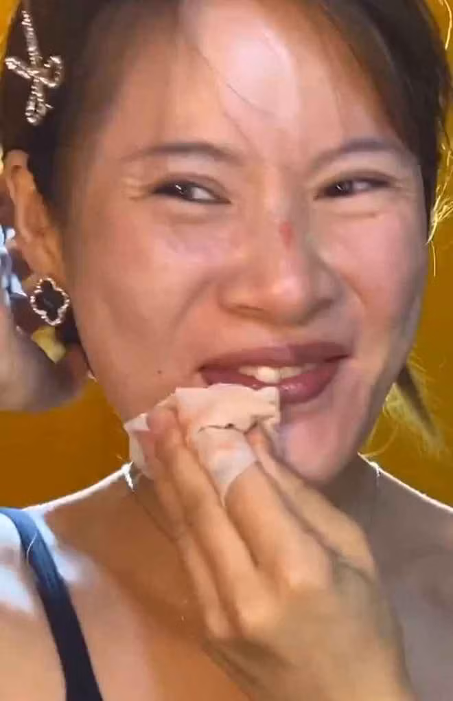 Không ít người đã phải bất ngờ trước chính hành động của nữ streamer.