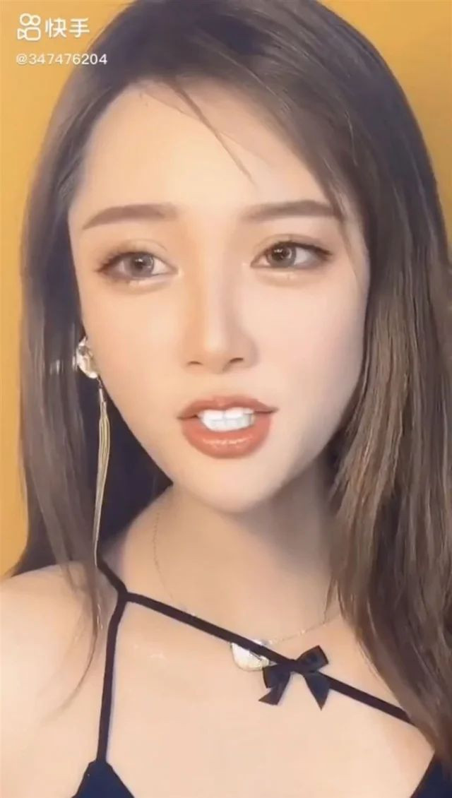 Vẻ đẹp dễ chịu của Tiểu Linh Như cũng không đậm chất "nhựa" như nhiều hot girl mạng khác nên không nhiều người hoài nghi về nhan sắc thực tế của cô nàng.