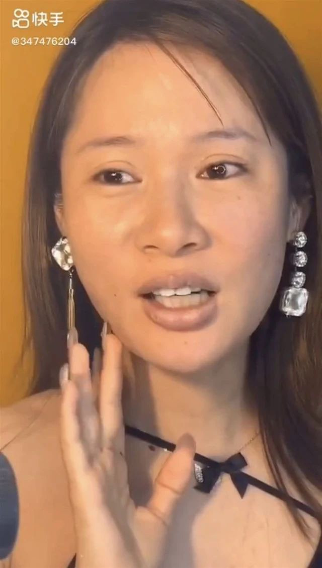 Tuy nhiên, kết quả mặt mộc của Tiểu Linh Nhi đã khiến cộng đồng fan lẫn cư dân mạng tranh luận trái chiều.