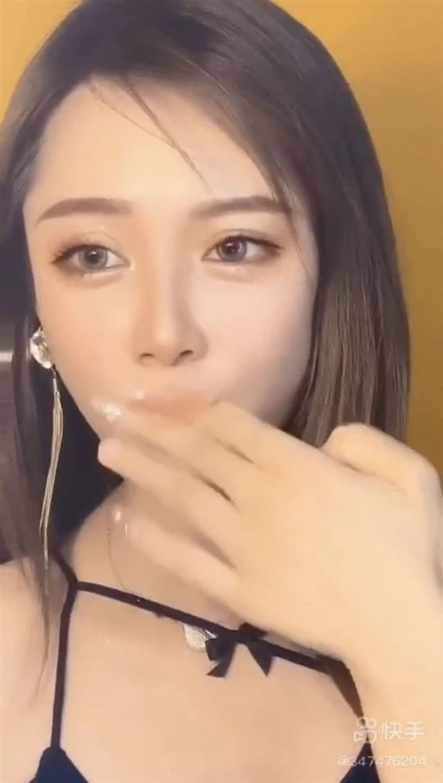 Cách đây không lâu, thể theo yêu cầu của fan, Tiểu Linh Nhi đã thực hiện thử thách tẩy trang trên sóng trực tiếp. Không những vậy, cô nàng còn tự tin tắt cả filter chỉnh ảnh đi để khoe hình ảnh mặt mộc 100%.