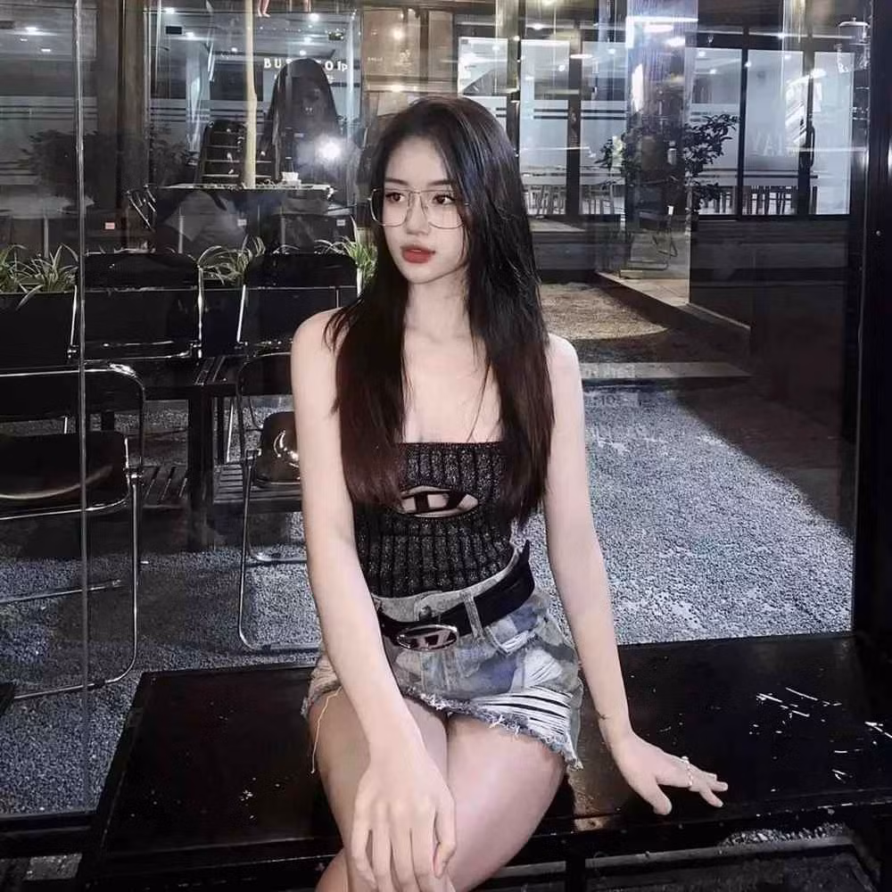 Đôi khi người đẹp gốc Hải Phòng lại trở nên nữ tính, ngọt ngào khi diện mẫu váy cúp ngực, dáng ngắn gợi cảm. Trang Bùi nhiều lần gây chú ý khi có cuộc sống sang chảnh, thường xuyên đi du lịch, nghỉ dưỡng tại địa điểm xa xỉ.