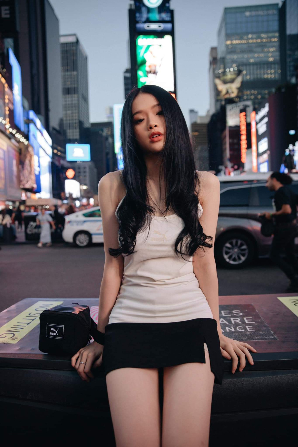 Diện áo yếm lộ điểm nhạy cảm, Linh Ka gây ra tranh cãi lớn Dien ao yem lo diem nhay cam, Linh Ka gay ra tranh cai lon