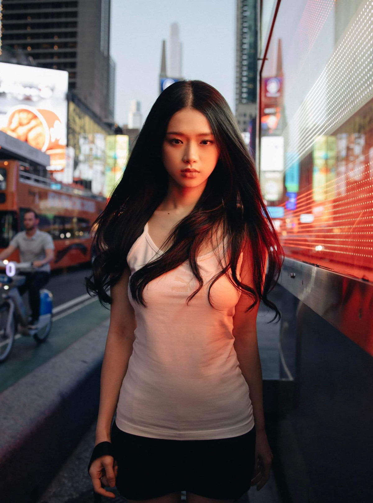 Mặc dù đã tiết chế về cách ăn mặc trong thời gian qua thế nhưng nàng hot girl 2K vẫn không ít lần gây nhức mắt vì du thời trang có phần phản cảm, hở bạo và khoe thân.