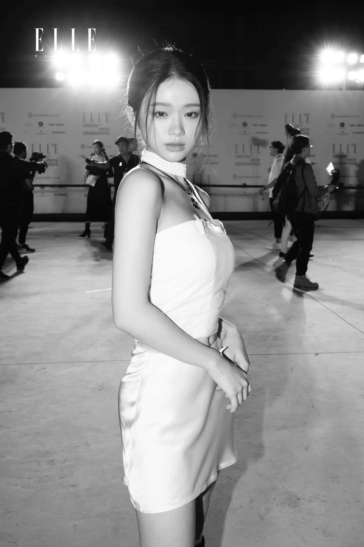 Trang phục yếm mà Linh Ka lựa chọn có lẽ do màu trắng, lại khá mỏng nên nó vô tình trở thành điểm nhạy cảm mà chính chủ không ngờ tới.