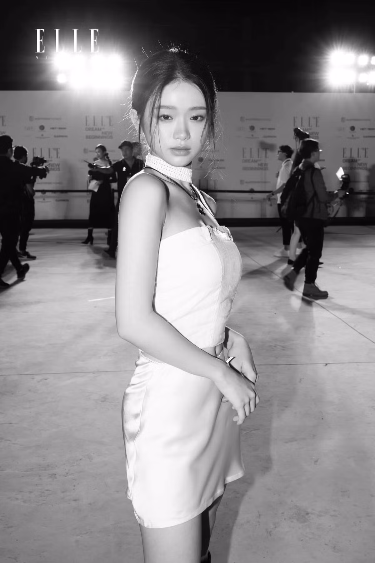 Trang phục yếm mà Linh Ka lựa chọn có lẽ do màu trắng, lại khá mỏng nên nó vô tình trở thành điểm nhạy cảm mà chính chủ không ngờ tới.