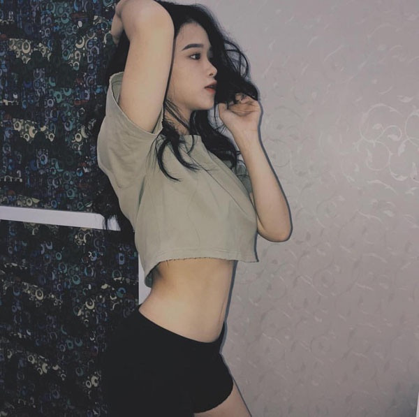 Áo yếm, váy cổ yếm được Linh Ka khá yêu thích và thường xuyên lựa chọn mỗi khi đi dự các sự kiện lớn nhưng không phải lần nào cô nàng cũng nhận được nhiều lời khen.