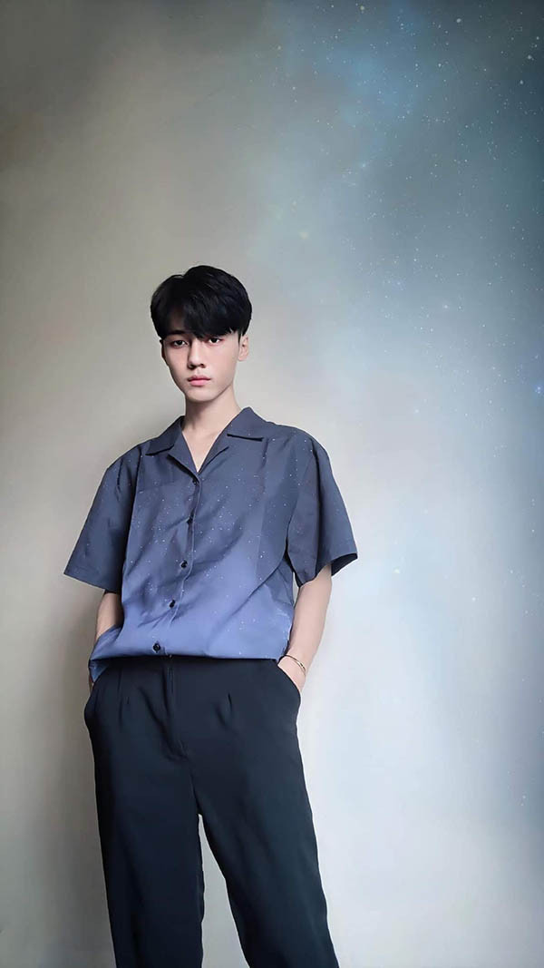 Chia sẻ về số tiền để phẫu thuật thẩm mỹ, Hoài Thương chia sẻ: "Mình làm nhân viên bán hàng cho các xe thức ăn nhanh cạnh lề đường, mỗi ngày làm 8h, nắng thì nóng với bụi còn mưa thì lạnh, ướt, đôi khi bị điện giật nhưng vẫn quyết tâm để dành để có thể thay đổi bản thân".