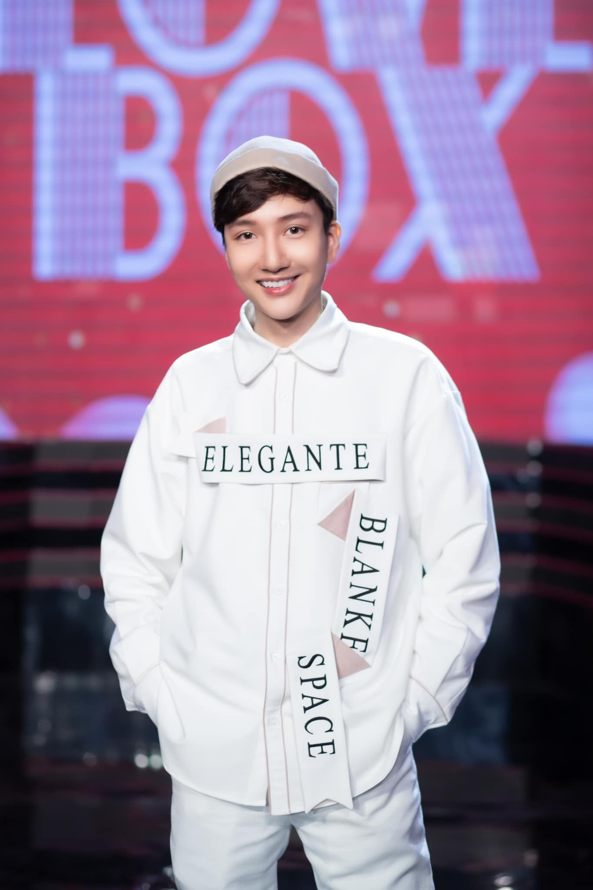 Đức Anh chia sẻ: "Để làm được điều này thì tháng đó chất xám phải bỏ ra, áp lực phải nhận về cũng không nhỏ chút nào. Lúc này các bạn phải làm việc với các nhãn hàng lớn và khi đó, việc các bạn đưa ra một kịch bản/idea bị sửa đến vài chục lần hay khi các bạn quay video xong cũng bị sửa mười mấy lần nữa là những việc bình thường".