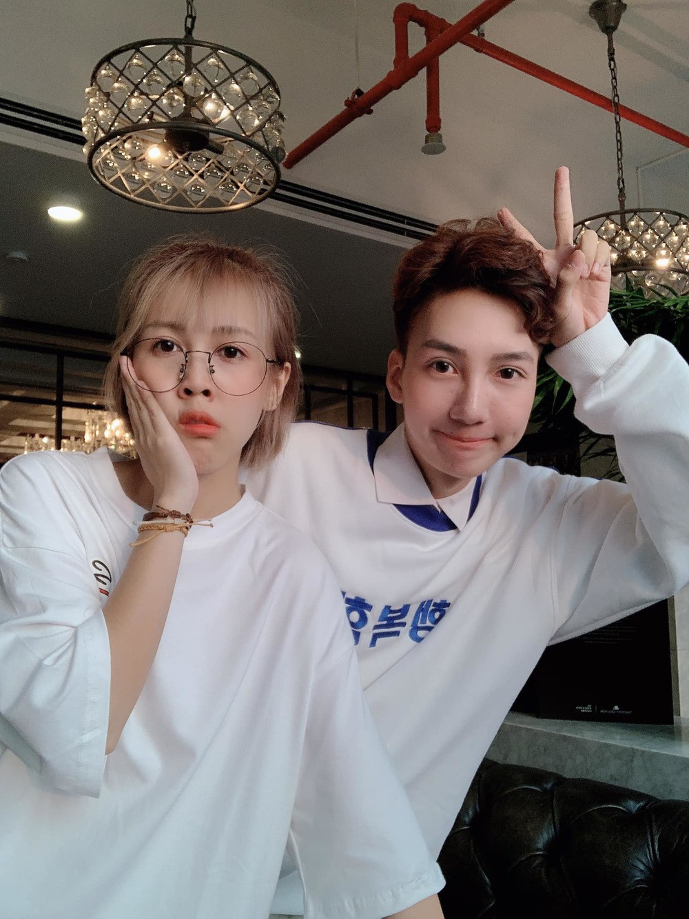 Một tháng, Đức Anh sẽ nhận khoảng 20 quảng cáo (tính theo mức cao nhất). Nếu tính theo mức giá trên thì anh chàng kiếm được khoảng 200 triệu đồng đến 400 triệu đồng/tháng.