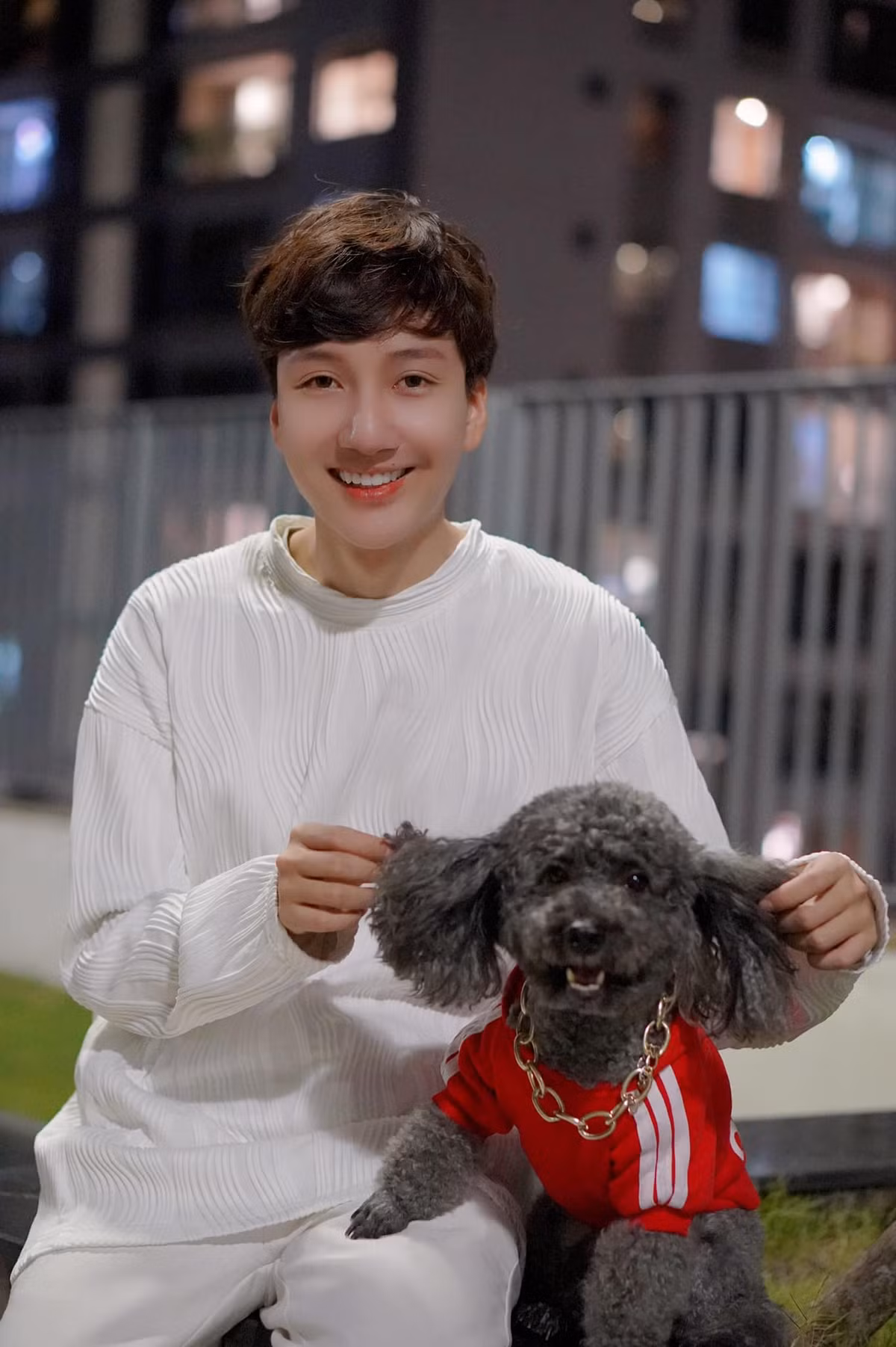 Hồi nhỏ, Đức Anh là một đứa trẻ nghèo, không biết mặt bố và sống cùng mẹ, bà ngoại trong một căn nhà nhỏ ở vùng núi thuộc Ninh Bình. Nhớ về những ngày đó, chàng TikToker cho biết thêm gia đình anh phải làm rất nhiều việc nhưng chỉ nhận được mức lương 3 triệu đồng.