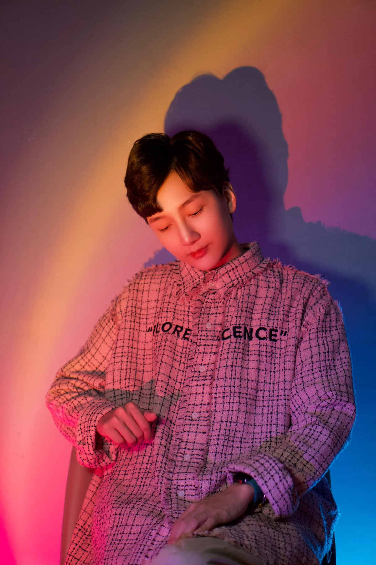 Đức Anh tâm sự: "Tôi là "con nhà nghèo". Ngày vào Sài Gòn cách đây 3 năm tôi không có bất kỳ tài sản, tiền bạc hay mối quan hệ nào. Lúc đó trong người mà có 1 - 2 triệu là an tâm lắm rồi! Có đợt tôi còn không có tới 50.000 đồng trong tài khoản. Tôi phải nợ cước xe ôm để ăn no bữa trưa, còn bữa tối thì tính sau. Khó khăn là thế, nhưng cũng không bao giờ dám than vãn với gia đình. Lúc họ hàng ở quê gọi hỏi thăm: 'Dạo này làm ăn sao rồi, có tiết kiệm được đồng nào chưa?' thấy tủi thân lắm.