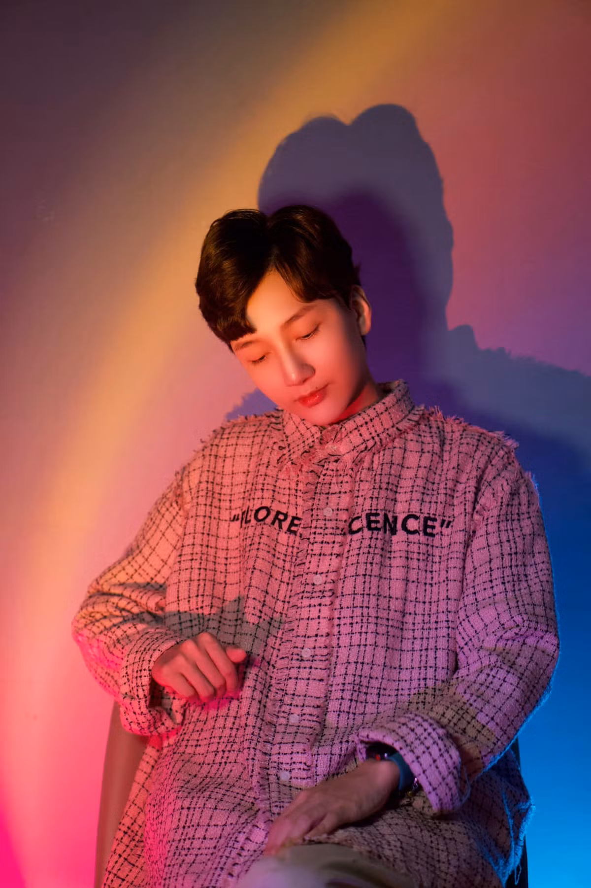 Đức Anh tâm sự: "Tôi là "con nhà nghèo". Ngày vào Sài Gòn cách đây 3 năm tôi không có bất kỳ tài sản, tiền bạc hay mối quan hệ nào. Lúc đó trong người mà có 1 - 2 triệu là an tâm lắm rồi! Có đợt tôi còn không có tới 50.000 đồng trong tài khoản. Tôi phải nợ cước xe ôm để ăn no bữa trưa, còn bữa tối thì tính sau. Khó khăn là thế, nhưng cũng không bao giờ dám than vãn với gia đình. Lúc họ hàng ở quê gọi hỏi thăm: 'Dạo này làm ăn sao rồi, có tiết kiệm được đồng nào chưa?' thấy tủi thân lắm.