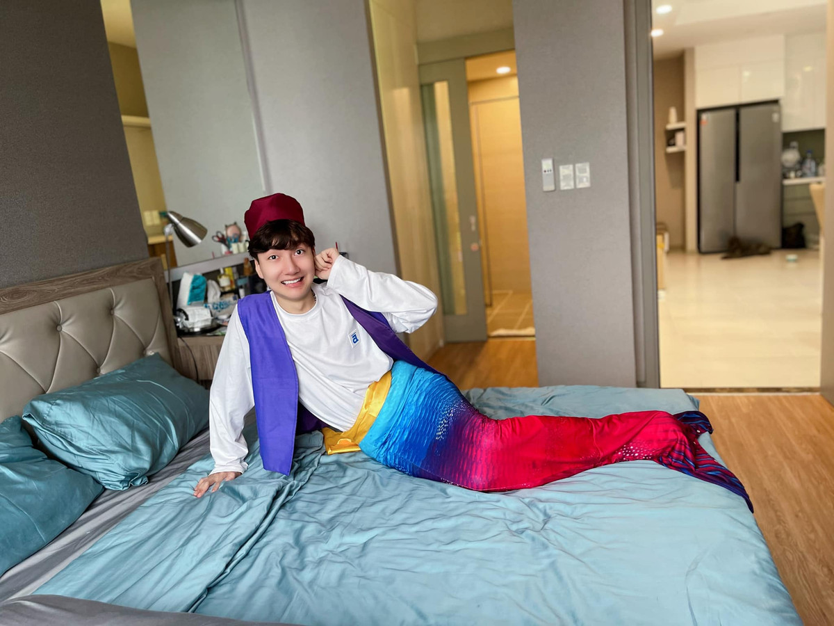 Có lẽ ông trời không triệt đường sống của ai bao giờ khi phú cho Đức Anh tài năng về nghệ thuật và lối nói chuyện duyên dáng. Sau khi bà ngoại mất, chàng trai người Ninh Bình quyết định Nam tiến để tìm kiếm cơ hội mới.