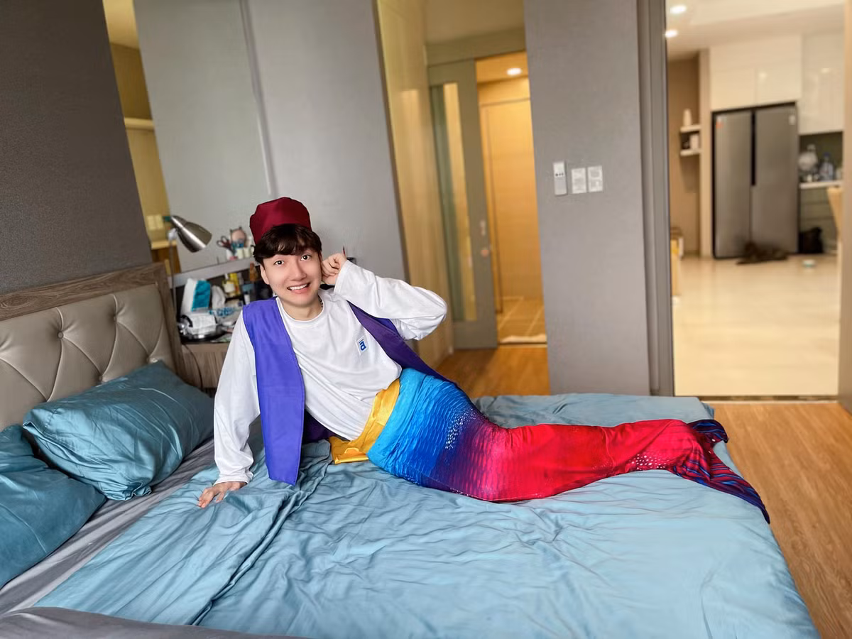 Có lẽ ông trời không triệt đường sống của ai bao giờ khi phú cho Đức Anh tài năng về nghệ thuật và lối nói chuyện duyên dáng. Sau khi bà ngoại mất, chàng trai người Ninh Bình quyết định Nam tiến để tìm kiếm cơ hội mới.