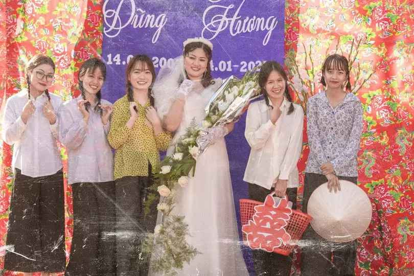 Cụ thể, chủ nhân của bài viết có chia sẻ: “Bộ ảnh cưới thập niên 1980, không nhiều màu sắc, không nét căng, không quần áo hiện đại nhưng tốn kém hơn nhiều lần so với những bộ ảnh thời thượng bây giờ. Tốn kém chất xám, tư duy, thời gian chuẩn bị, nhân lực, tâm huyết nhưng vô cùng ý nghĩa”