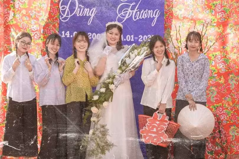 Cụ thể, chủ nhân của bài viết có chia sẻ: “Bộ ảnh cưới thập niên 1980, không nhiều màu sắc, không nét căng, không quần áo hiện đại nhưng tốn kém hơn nhiều lần so với những bộ ảnh thời thượng bây giờ. Tốn kém chất xám, tư duy, thời gian chuẩn bị, nhân lực, tâm huyết nhưng vô cùng ý nghĩa”