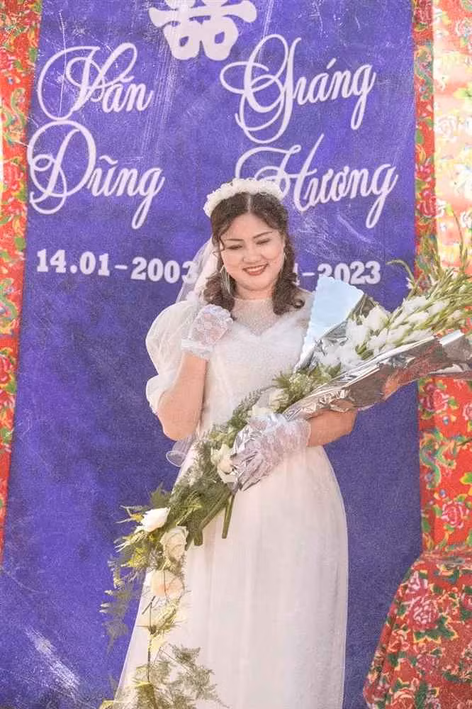 Chị Hương chia sẻ: "“Bộ ảnh chụp vào ngày 23 tháng Chạp năm 2023, khi đăng tải cũng nhận được nhiều sự chú ý. Sau 1 năm, bộ ảnh một lần nữa được chia sẻ rộng rãi khắp mạng xã hội, khiến mình bất ngờ...