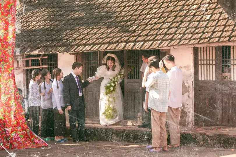 Mỗi bức ảnh cưới đều mang hơi thở của những ngày xưa cũ. Từ bối cảnh, trang phục của cô dâu, chú rể, lối trang điểm đến cách tạo dáng đều mang đậm phong cách của thập niên 1980.