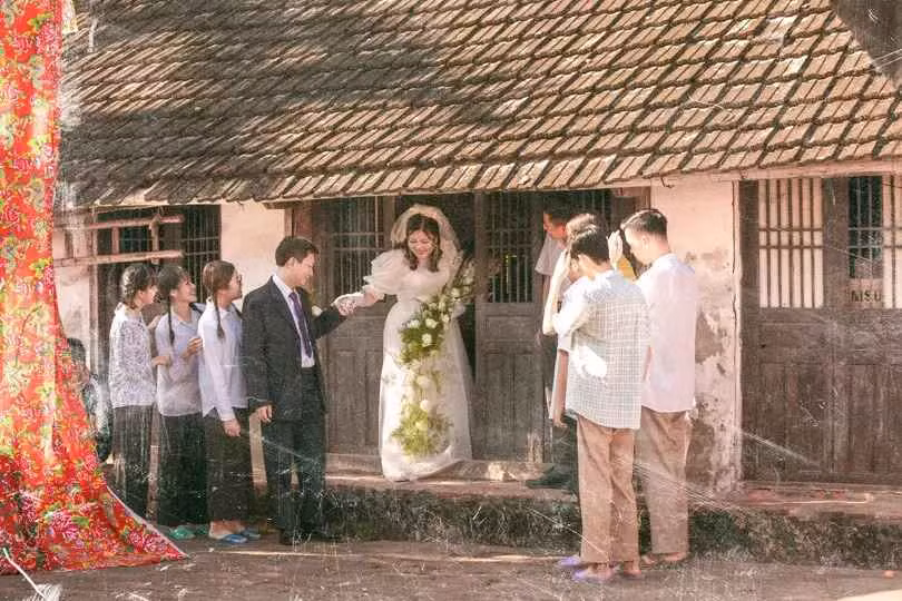 Mỗi bức ảnh cưới đều mang hơi thở của những ngày xưa cũ. Từ bối cảnh, trang phục của cô dâu, chú rể, lối trang điểm đến cách tạo dáng đều mang đậm phong cách của thập niên 1980.