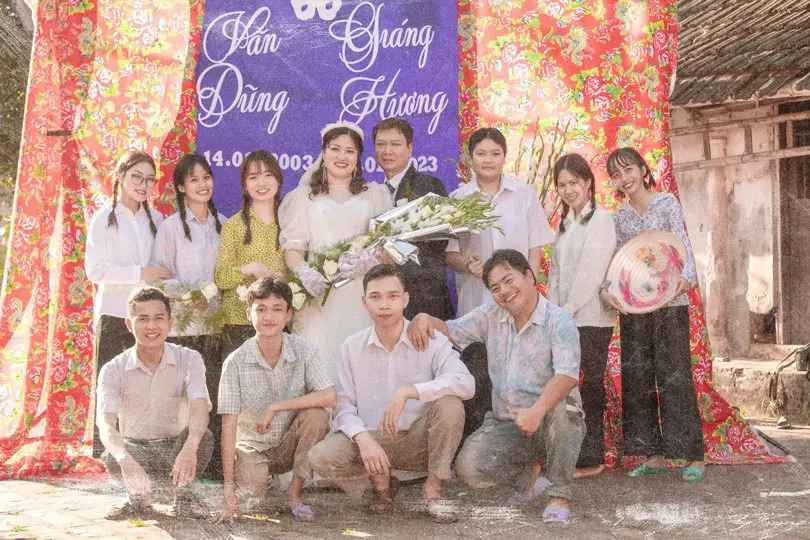 Vợ chồng chị Hương kết hôn năm 2003. Thời đó, chị luôn ao ước được làm cô dâu kẻ mắt xanh, gắn lông mi giả vong vút, tô môi đỏ trái tim, mặc váy cưới bồng bềnh, đầu đội vòng hoa, tay đeo găng quý phái nhưng không được.