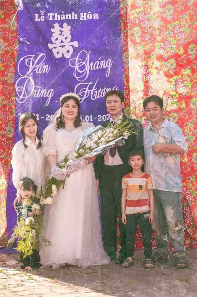 Cuối năm 2023, khi các con khôn lớn, cũng nhân dịp kỷ niệm 20 năm ngày cưới, vợ chồng chị quyết định thực hiện bộ ảnh cưới đặc biệt.