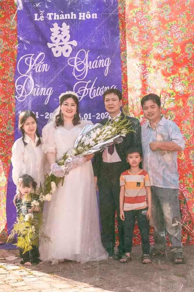 Cuối năm 2023, khi các con khôn lớn, cũng nhân dịp kỷ niệm 20 năm ngày cưới, vợ chồng chị quyết định thực hiện bộ ảnh cưới đặc biệt.